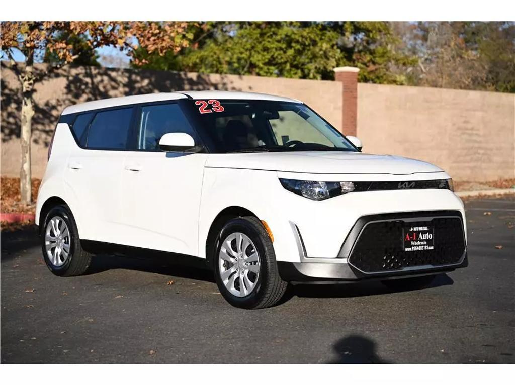 2023 Kia Soul LX photo 1