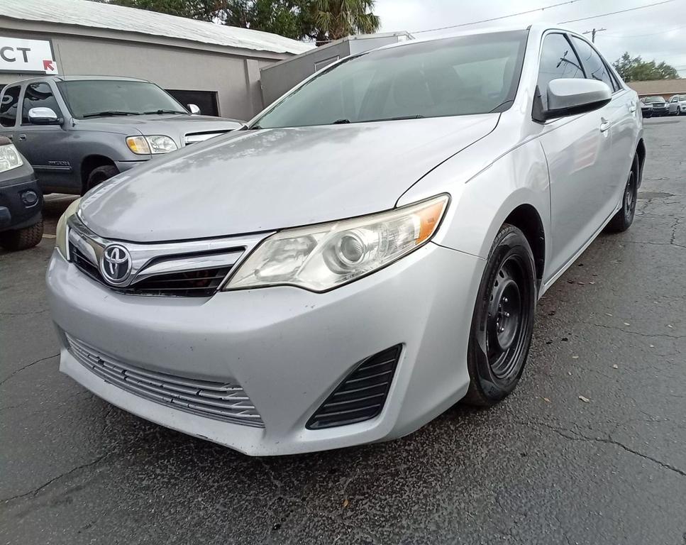 2012 Toyota Camry SE photo 2