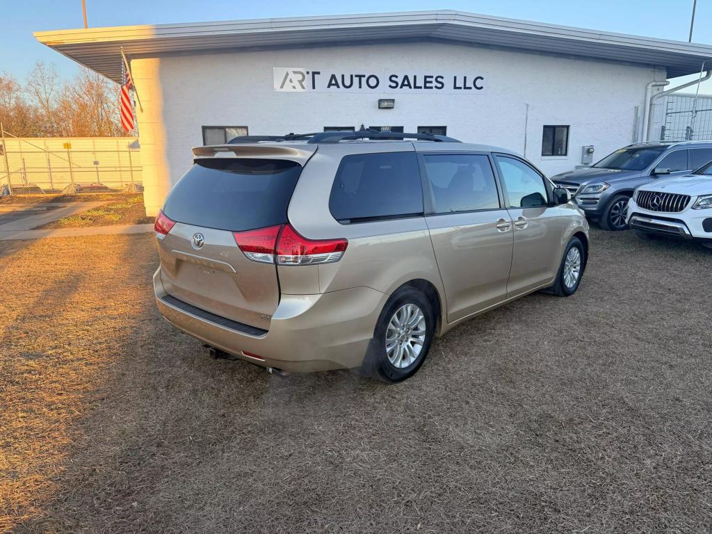 2011 Toyota Sienna XLE photo 4