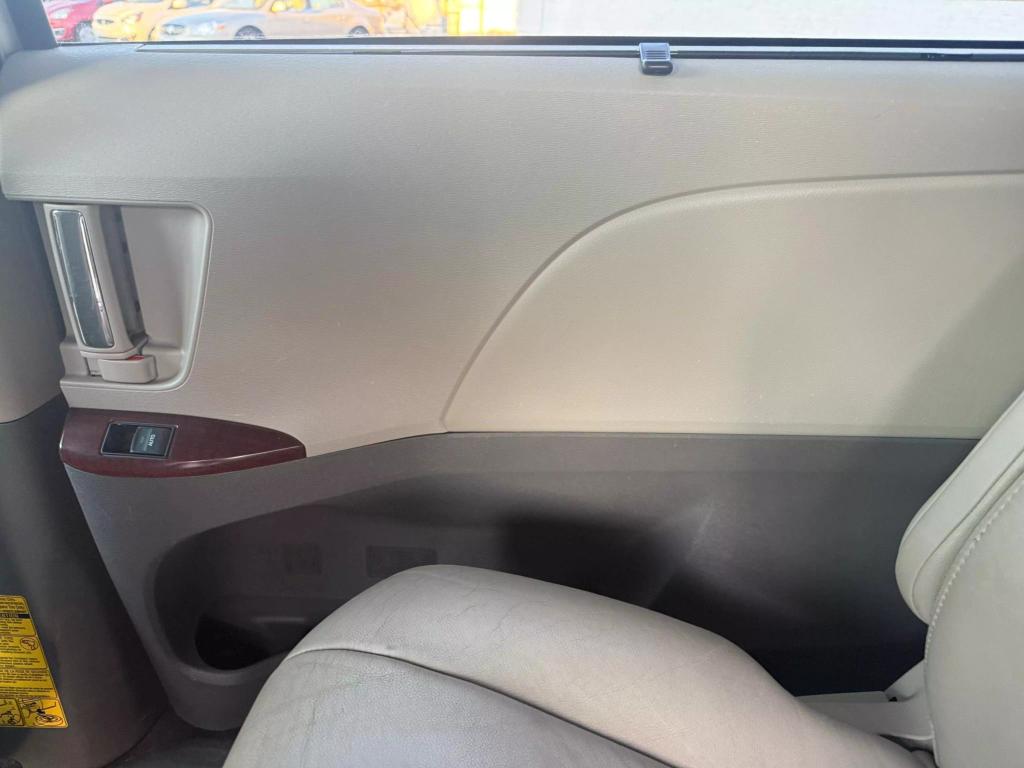 2011 Toyota Sienna XLE photo 15