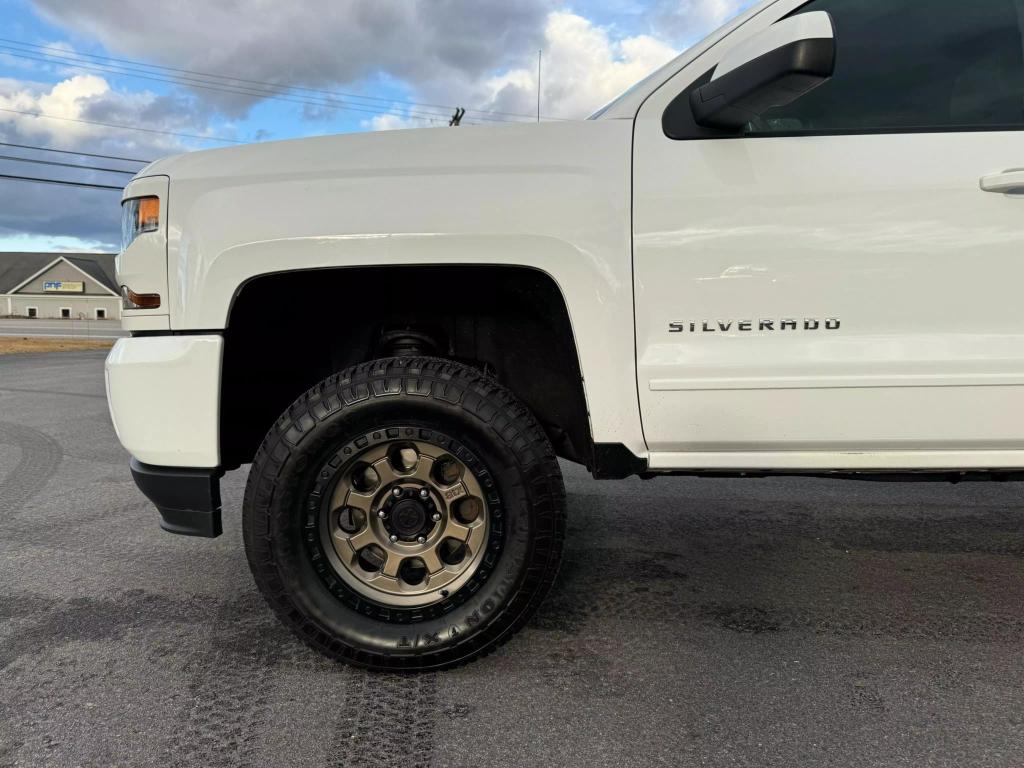 2018 Chevrolet Silverado 1500 LT photo 2