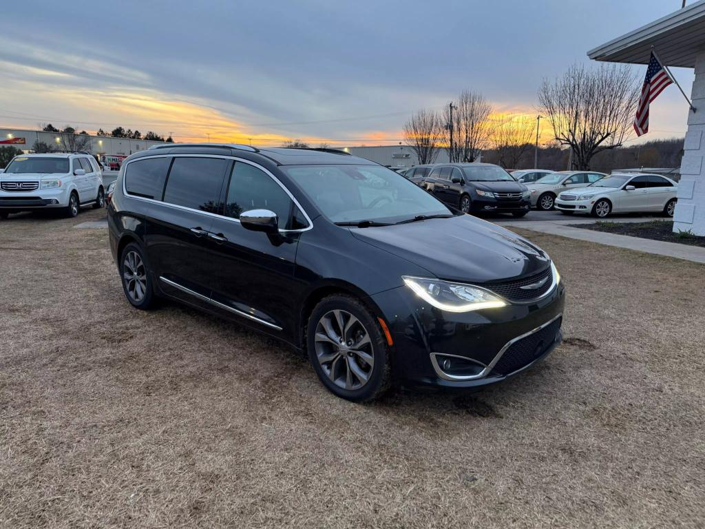 2017 Chrysler Pacifica Limited photo 3