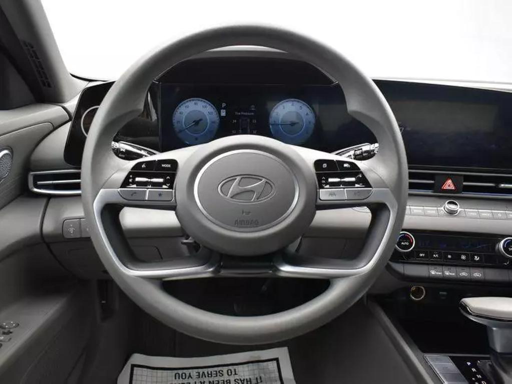 2024 Hyundai Elantra SEL photo 19