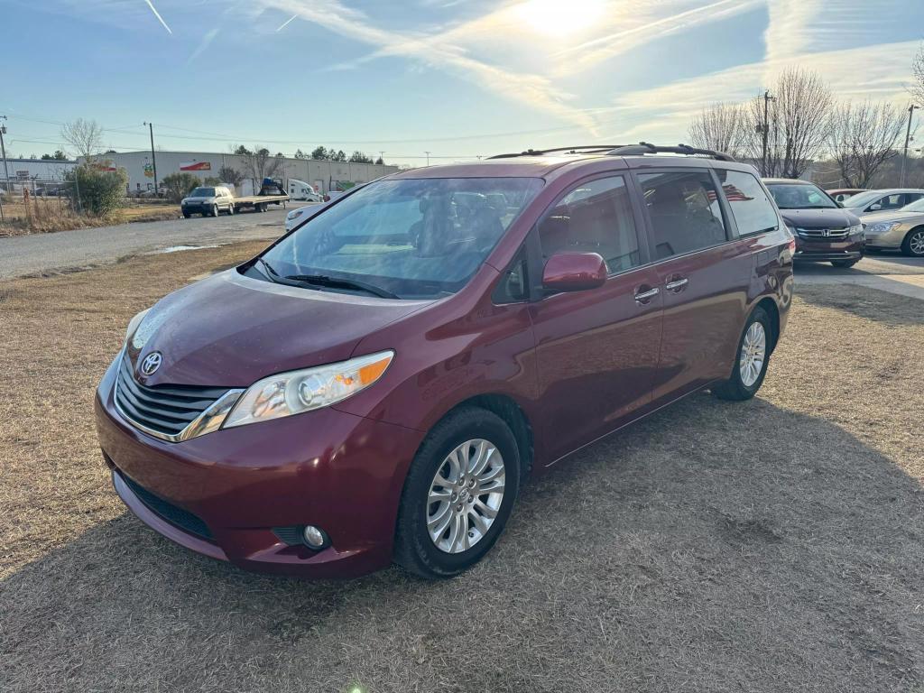 2011 Toyota Sienna XLE photo 4