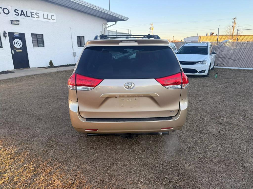 2011 Toyota Sienna XLE photo 6