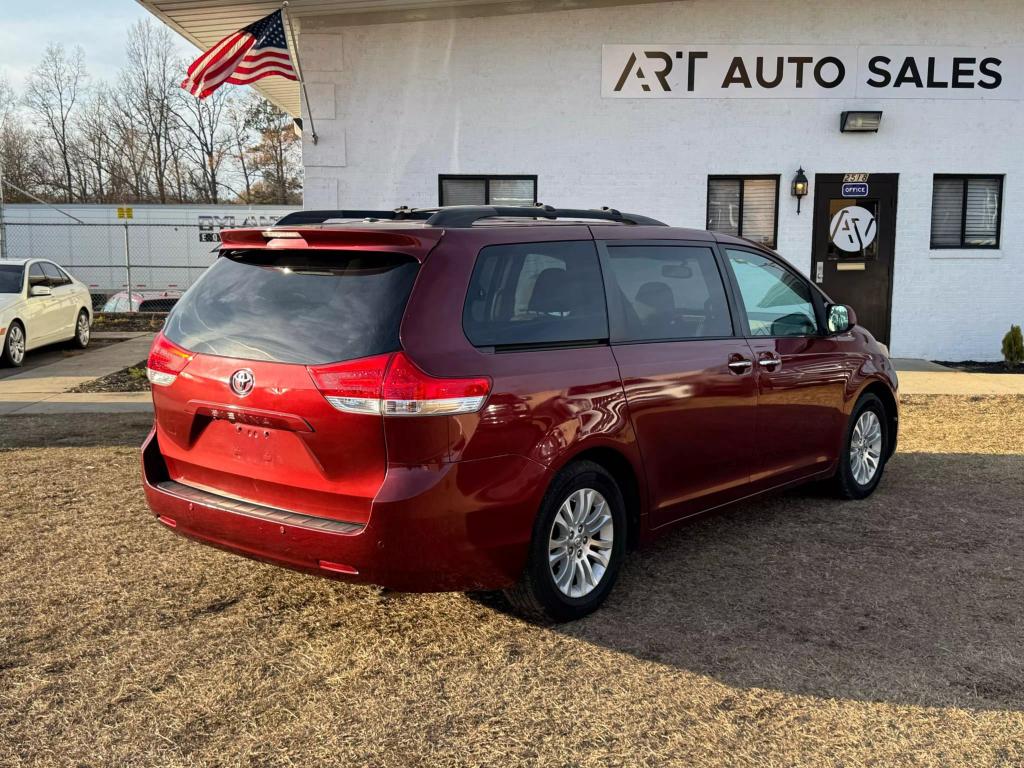 2011 Toyota Sienna XLE photo 3