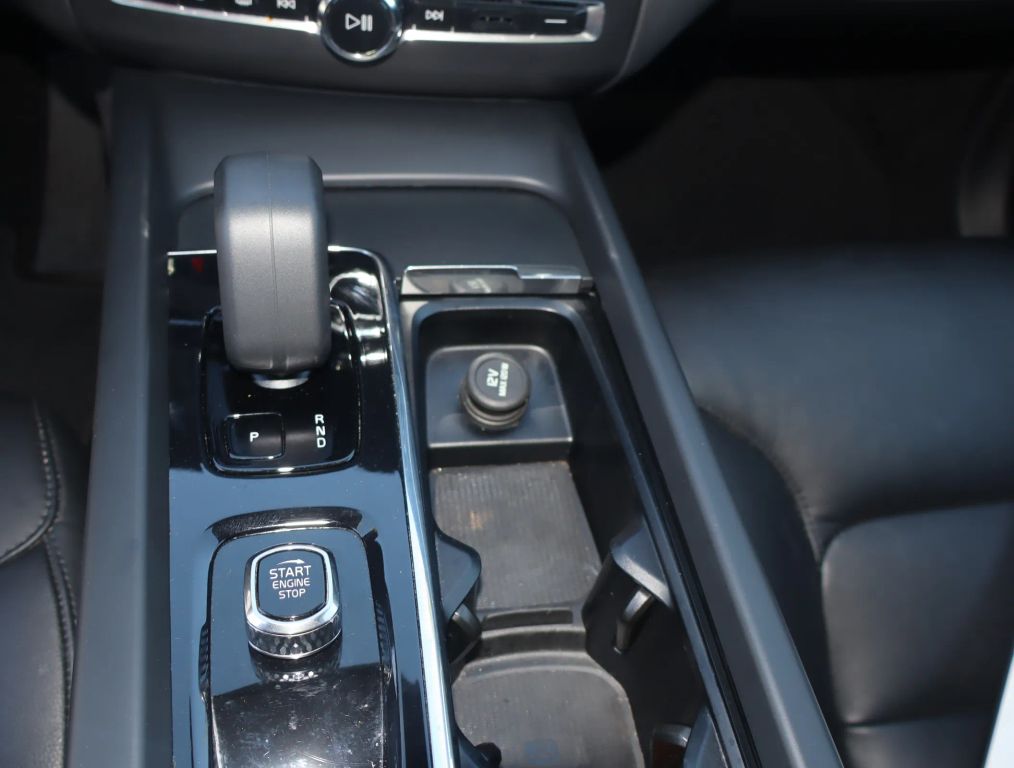 2024 VOLVO XC60 SUV 4-CYL, TURBO, 2.0 LITER B5 CORE DARK THEME SPORT UTILITY 4D