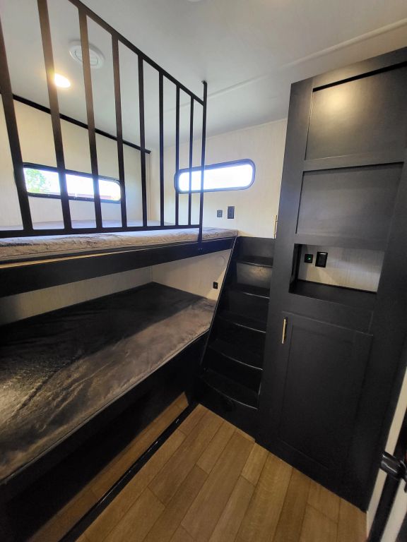 2022 WILDCAT BY FOREST RIVER WILDCAT FIFTH WHEEL - - 302BH