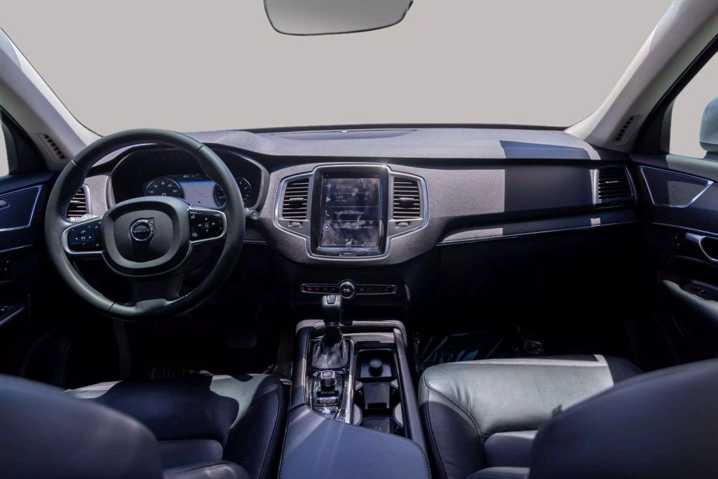 2020 VOLVO XC90 SUV 4-CYL, DRIVE-E, TURBO, 2.0 LITER T5 MOMENTUM SPORT UTILITY 4D