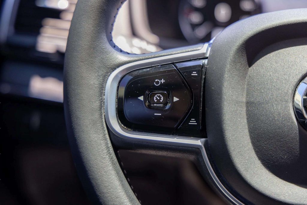 2020 VOLVO XC90 SUV 4-CYL, DRIVE-E, TURBO, 2.0 LITER T5 MOMENTUM SPORT UTILITY 4D