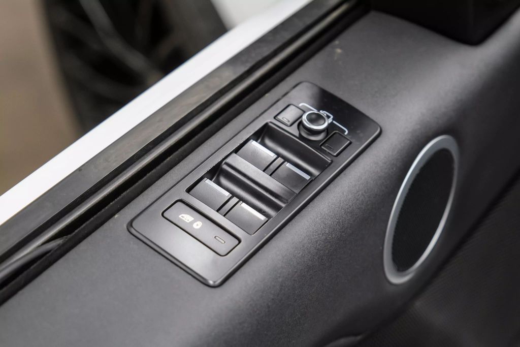 2018 LAND ROVER DISCOVERY SUV V6, SUPERCHARGED, 3.0 LITER SE SPORT UTILITY 4D