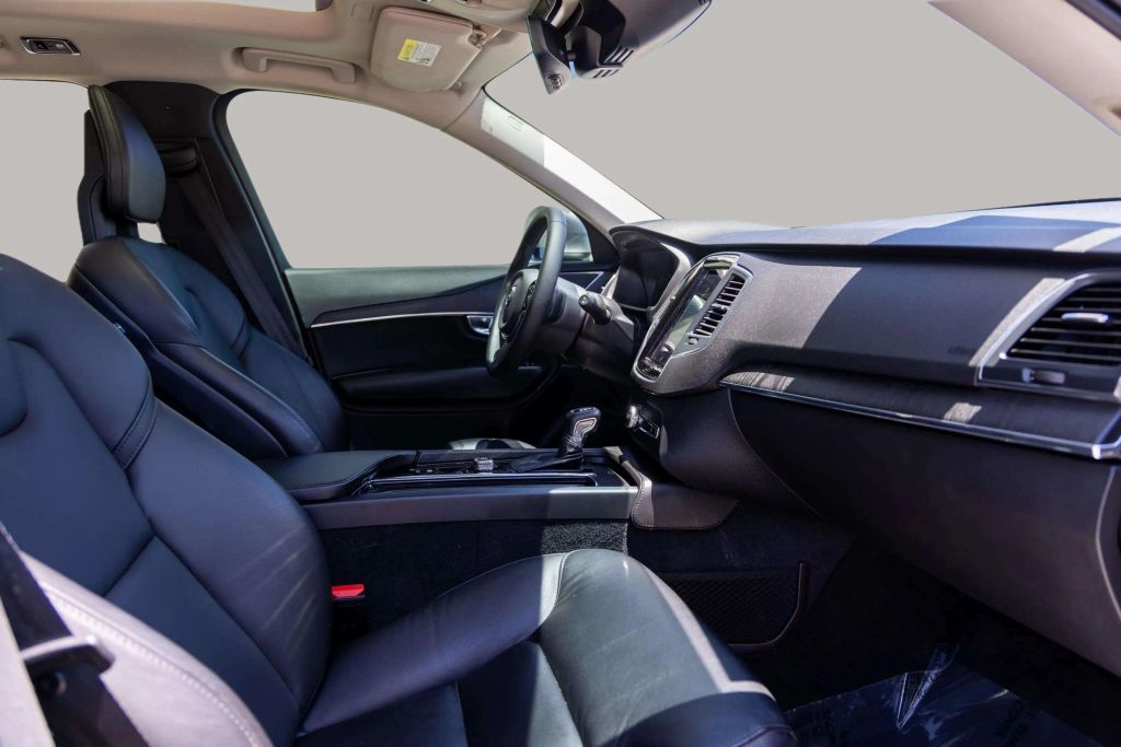 2020 VOLVO XC90 SUV 4-CYL, DRIVE-E, TURBO, 2.0 LITER T5 MOMENTUM SPORT UTILITY 4D