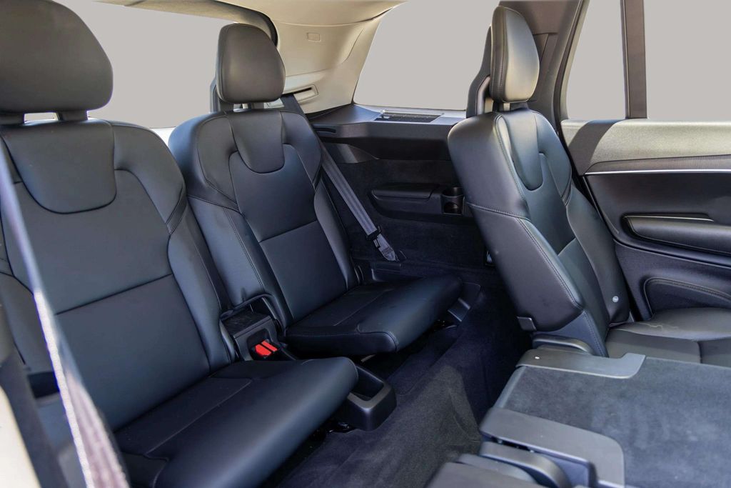 2020 VOLVO XC90 SUV 4-CYL, DRIVE-E, TURBO, 2.0 LITER T5 MOMENTUM SPORT UTILITY 4D