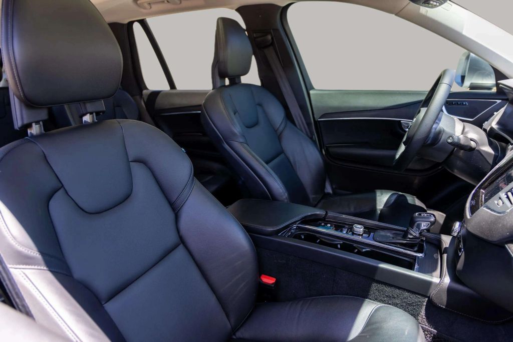 2020 VOLVO XC90 SUV 4-CYL, DRIVE-E, TURBO, 2.0 LITER T5 MOMENTUM SPORT UTILITY 4D