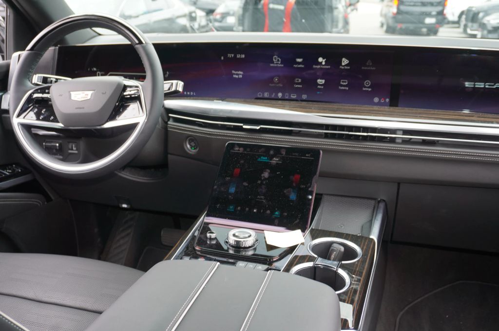 2025 CADILLAC ESCALADE ESV SUV V8, 6.2 LITER PREMIUM LUXURY SPORT UTILITY 4D