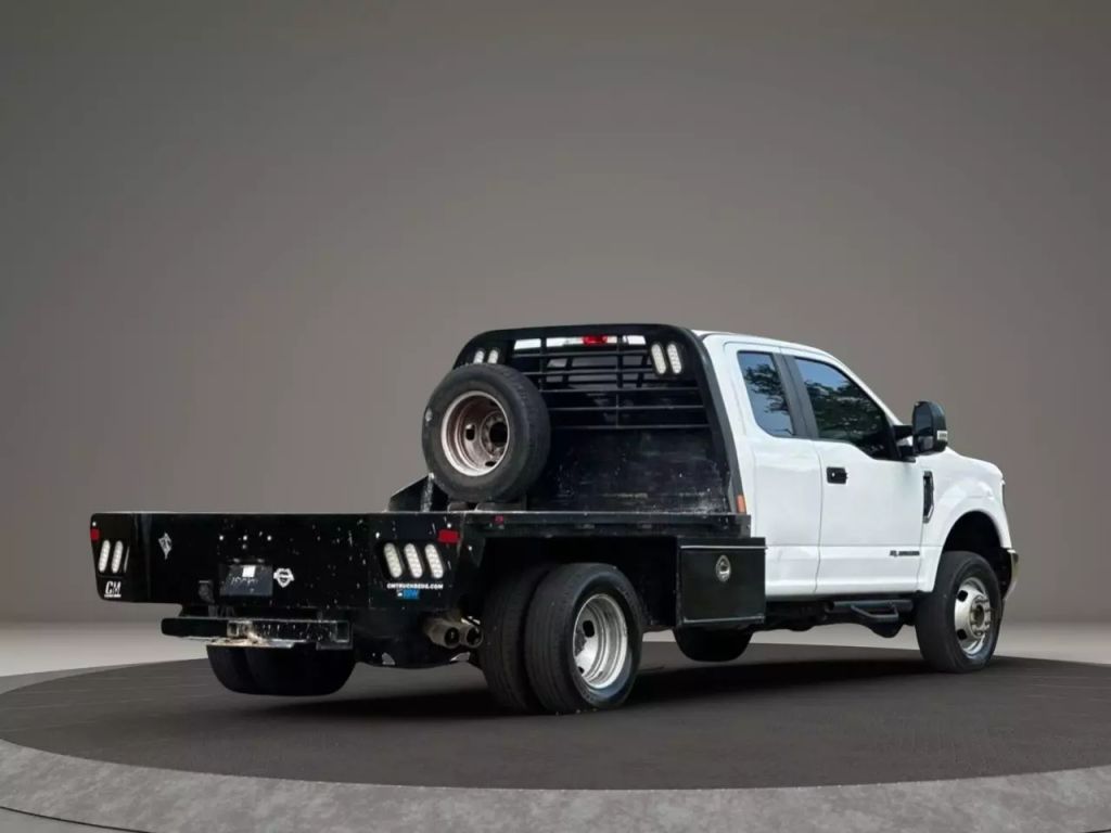 2019 Ford F350 Super Duty Super Cab & Chassis - Image 3 2019 Ford F350 Super Duty Super Cab & Chassis - Image 3