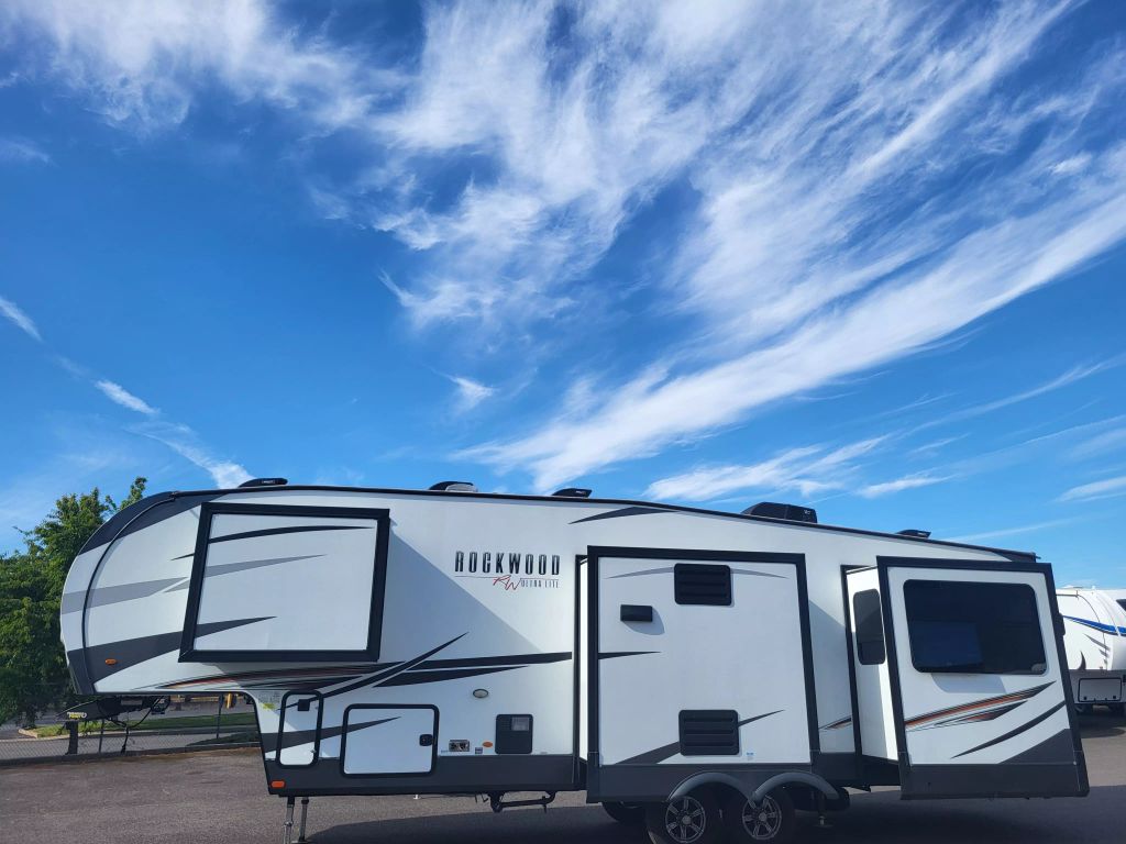 2021 ROCKWOOD BY FOREST RIVER ULTRA LITE FIFTH WHEEL - - 2898KS