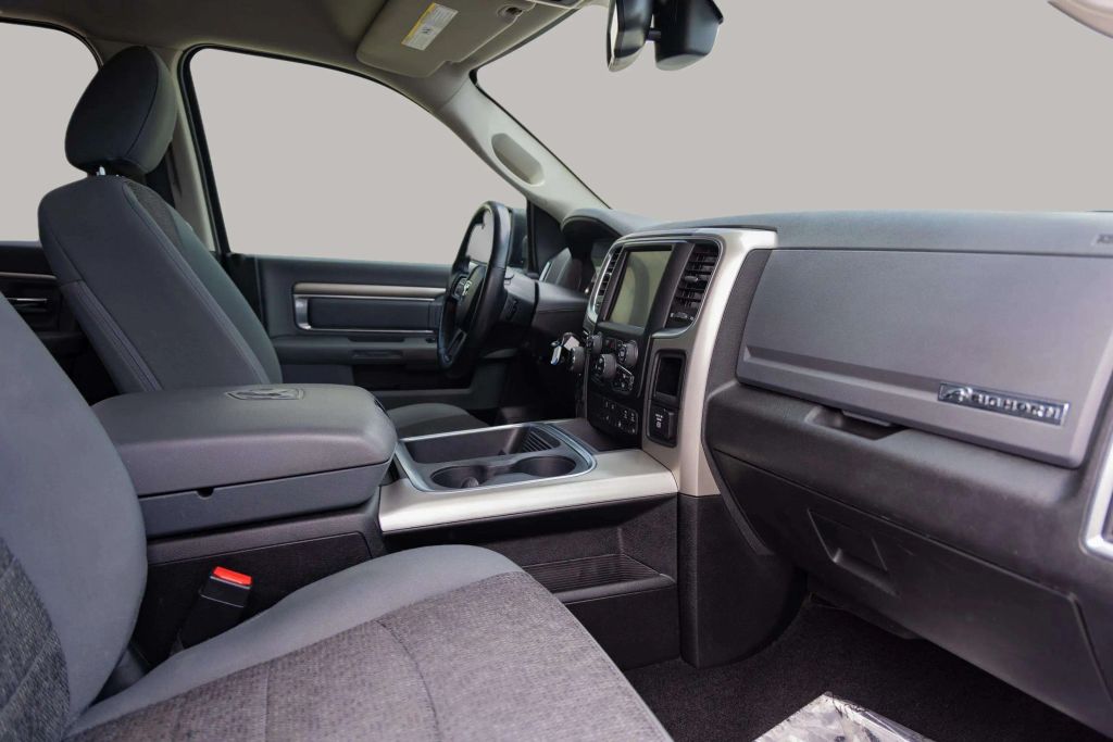 2017 RAM 1500 CREW CAB PICKUP V8, HEMI, 5.7 LITER BIG HORN PICKUP 4D 5 1/2 FT