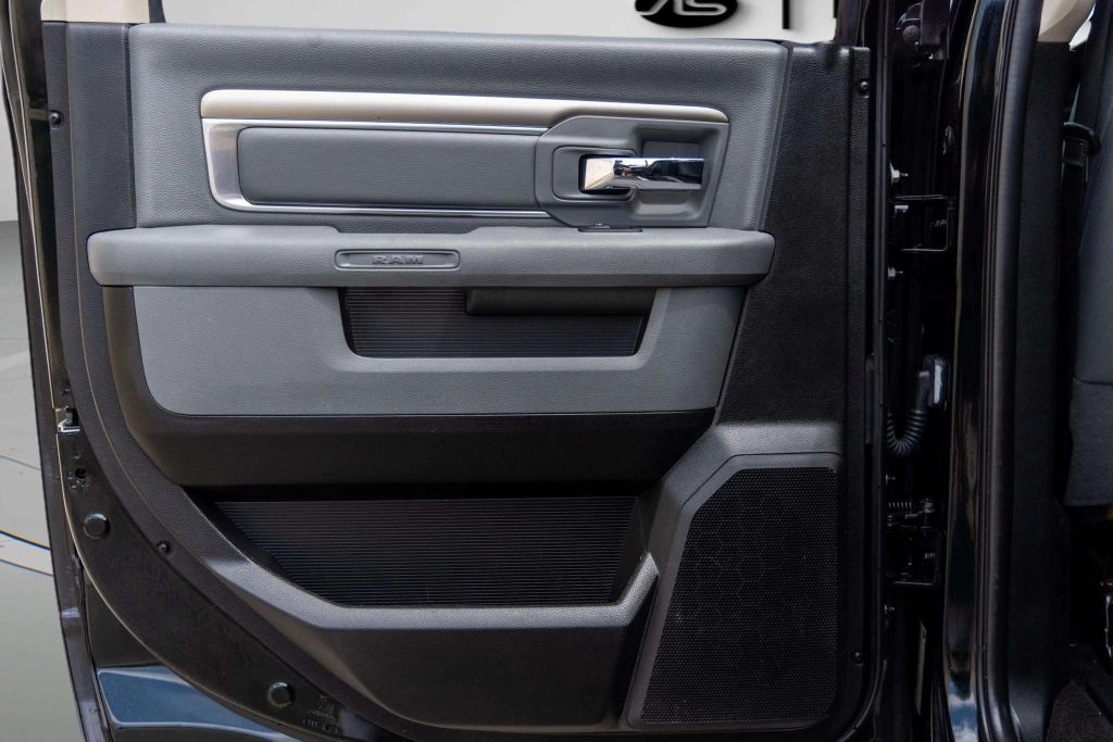 2017 RAM 1500 CREW CAB PICKUP V8, HEMI, 5.7 LITER BIG HORN PICKUP 4D 5 1/2 FT