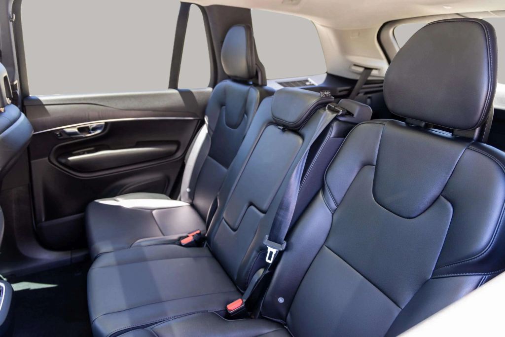 2020 VOLVO XC90 SUV 4-CYL, DRIVE-E, TURBO, 2.0 LITER T5 MOMENTUM SPORT UTILITY 4D