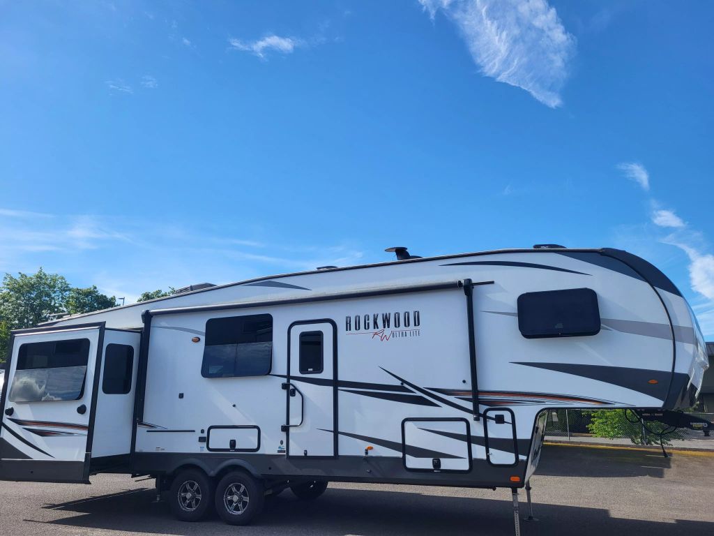 2021 ROCKWOOD BY FOREST RIVER ULTRA LITE FIFTH WHEEL - - 2898KS