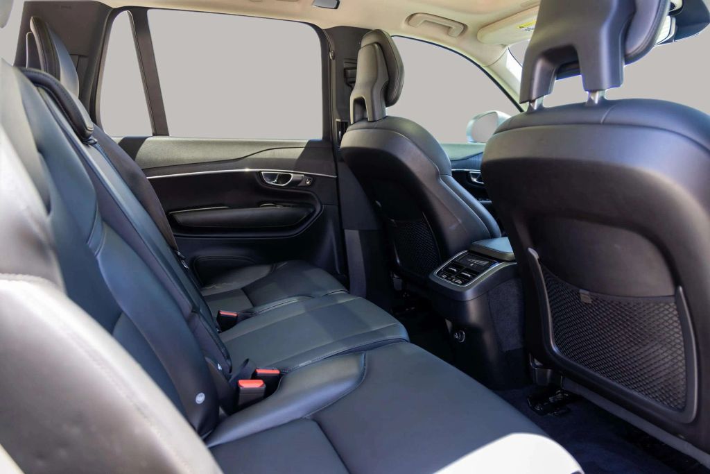 2020 VOLVO XC90 SUV 4-CYL, DRIVE-E, TURBO, 2.0 LITER T5 MOMENTUM SPORT UTILITY 4D