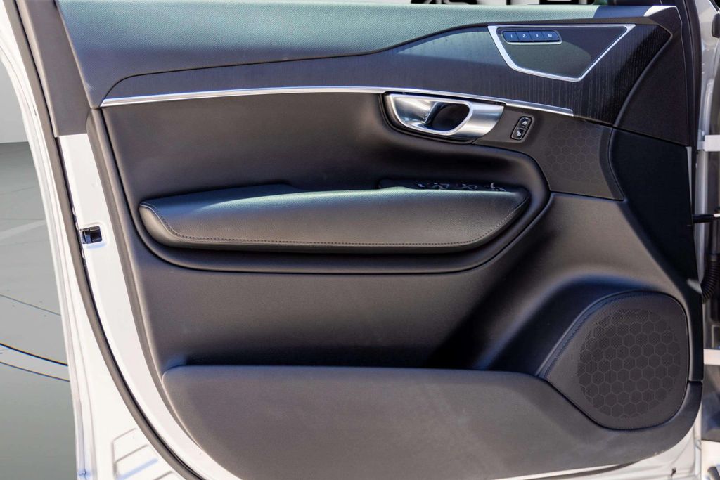 2020 VOLVO XC90 SUV 4-CYL, DRIVE-E, TURBO, 2.0 LITER T5 MOMENTUM SPORT UTILITY 4D