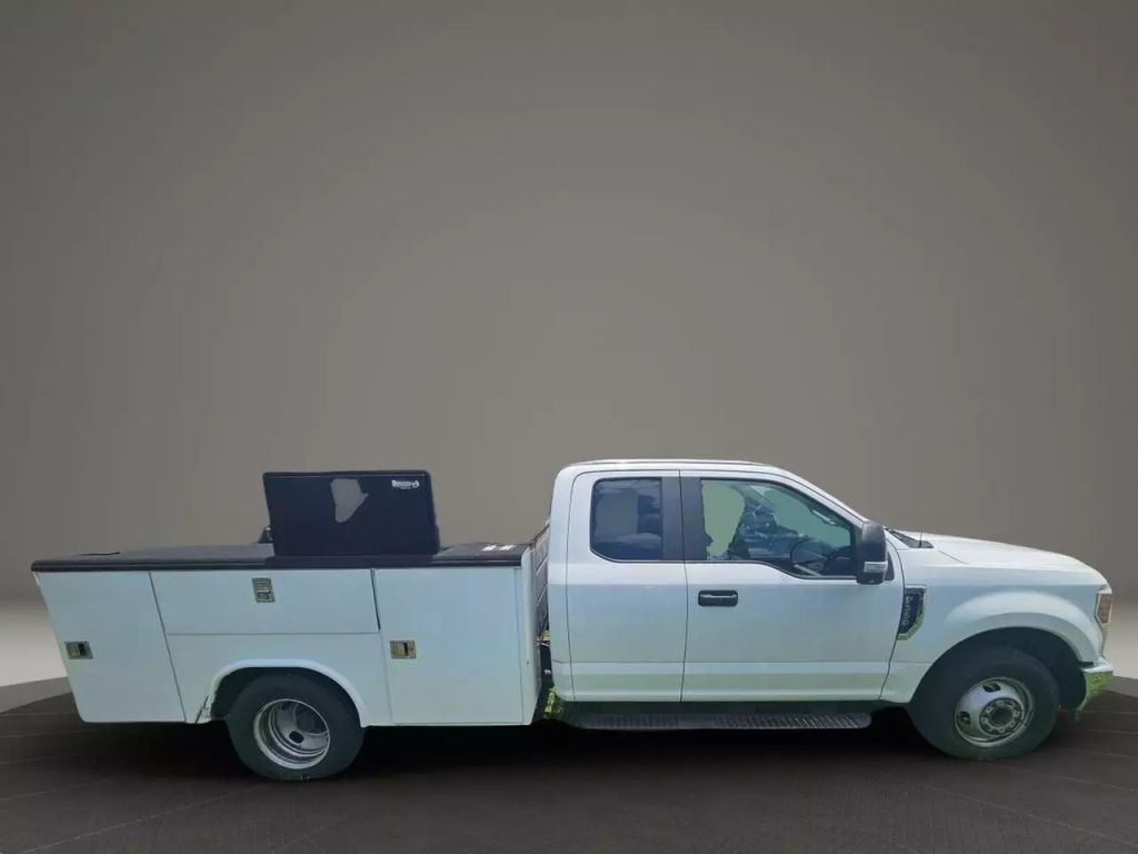 2018 Ford F350 Super Duty Super Cab & Chassis - Image 5 2018 Ford F350 Super Duty Super Cab & Chassis - Image 5