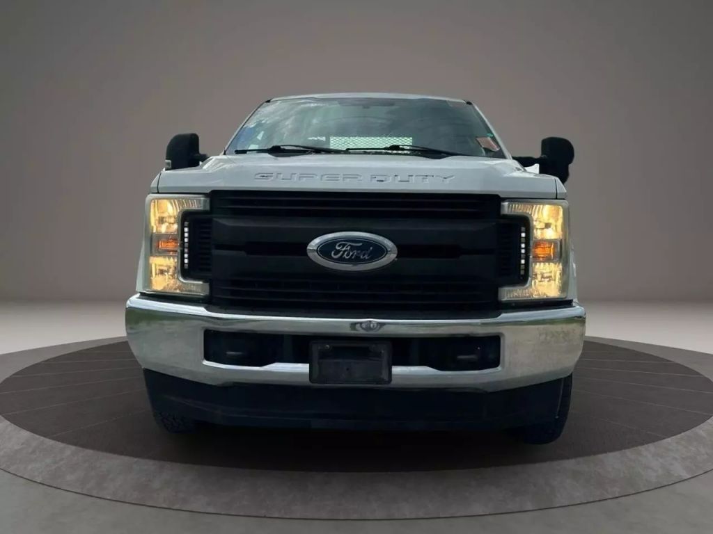 2017 Ford F350 Super Duty Crew Cab & Chassis - Image 3 2017 Ford F350 Super Duty Crew Cab & Chassis - Image 3