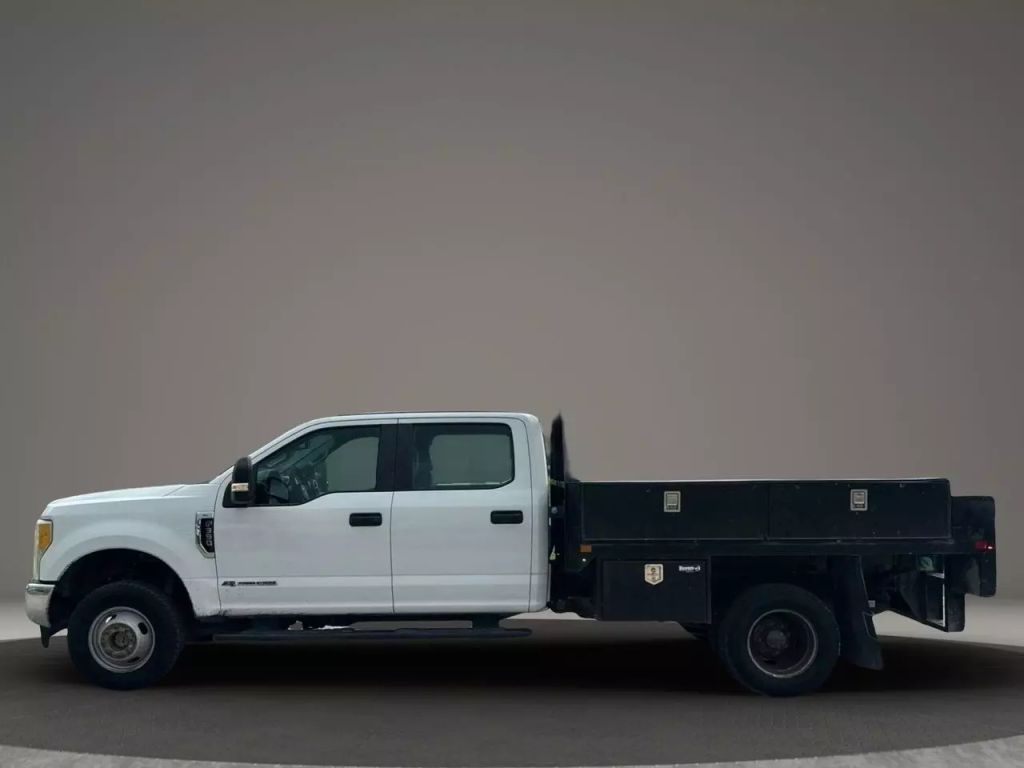 2017 Ford F350 Super Duty Crew Cab & Chassis - Image 4 2017 Ford F350 Super Duty Crew Cab & Chassis - Image 4