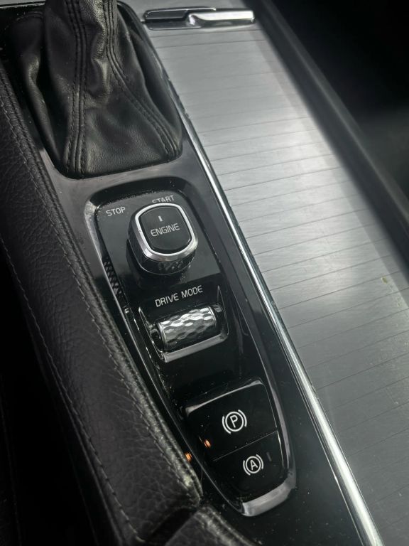 2017 VOLVO XC90 SUV 4-CYL, DRV-E SPRCHGD 2.0T T6 MOMENTUM SPORT UTILITY 4D