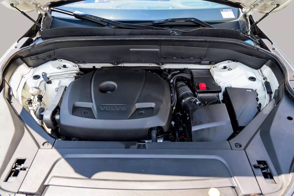 2018 VOLVO XC90 SUV 4-CYL, DRIVE-E, TURBO, SUPERCHARGED, 2.0 LITER T6 MOMENTUM SPORT UTILITY 4D