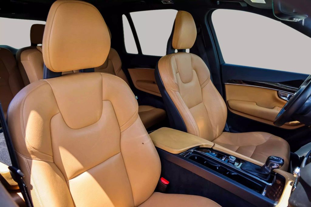 2018 VOLVO XC90 SUV 4-CYL, DRIVE-E, TURBO, SUPERCHARGED, 2.0 LITER T6 MOMENTUM SPORT UTILITY 4D