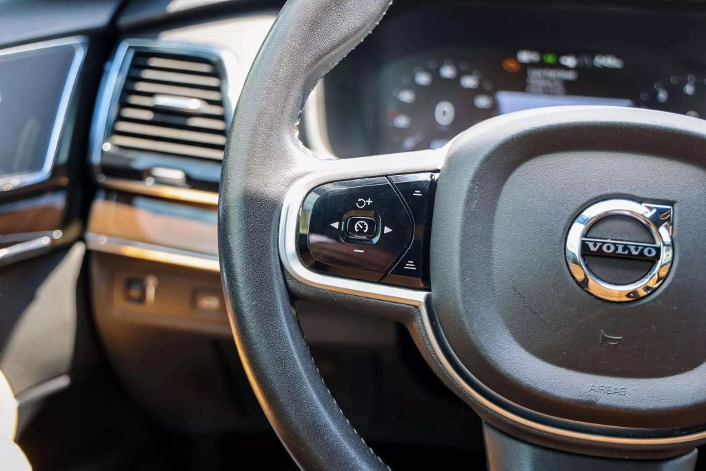 2018 VOLVO XC90 SUV 4-CYL, DRIVE-E, TURBO, SUPERCHARGED, 2.0 LITER T6 MOMENTUM SPORT UTILITY 4D