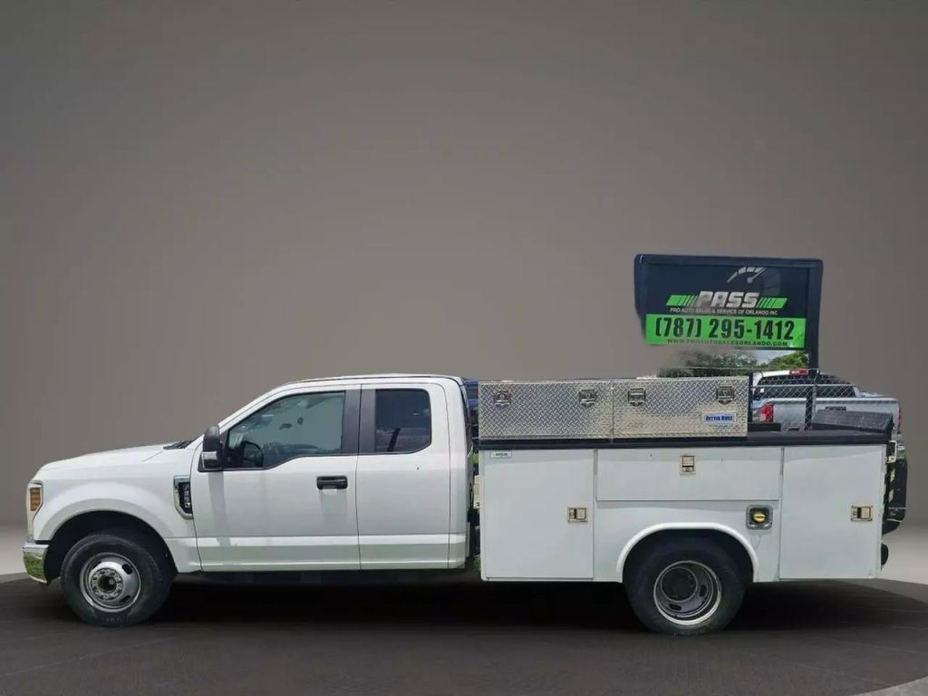 2018 Ford F350 Super Duty Super Cab & Chassis - Image 9 2018 Ford F350 Super Duty Super Cab & Chassis - Image 9