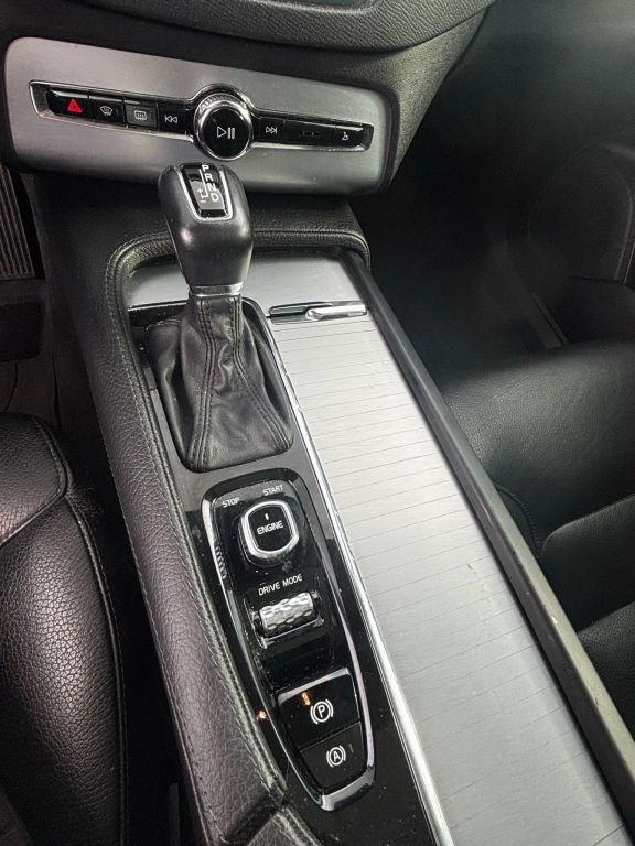 2017 VOLVO XC90 SUV 4-CYL, DRV-E SPRCHGD 2.0T T6 MOMENTUM SPORT UTILITY 4D
