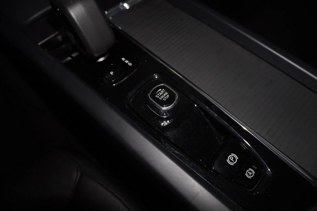 2024 VOLVO S60 SEDAN 4-CYL, TURBO, 2.0 LITER B5 PLUS DARK THEME SEDAN 4D