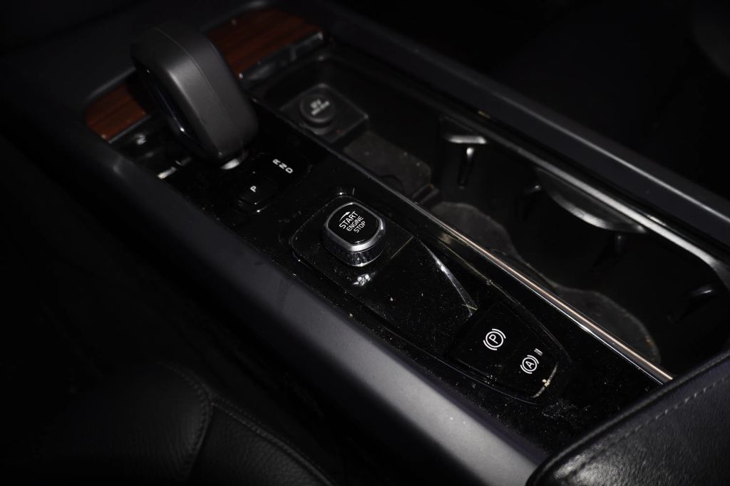 2024 VOLVO S60 SEDAN 4-CYL, TURBO, 2.0 LITER B5 PLUS DARK THEME SEDAN 4D