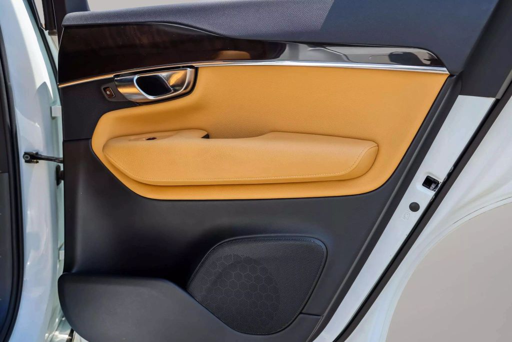 2018 VOLVO XC90 SUV 4-CYL, DRIVE-E, TURBO, SUPERCHARGED, 2.0 LITER T6 MOMENTUM SPORT UTILITY 4D