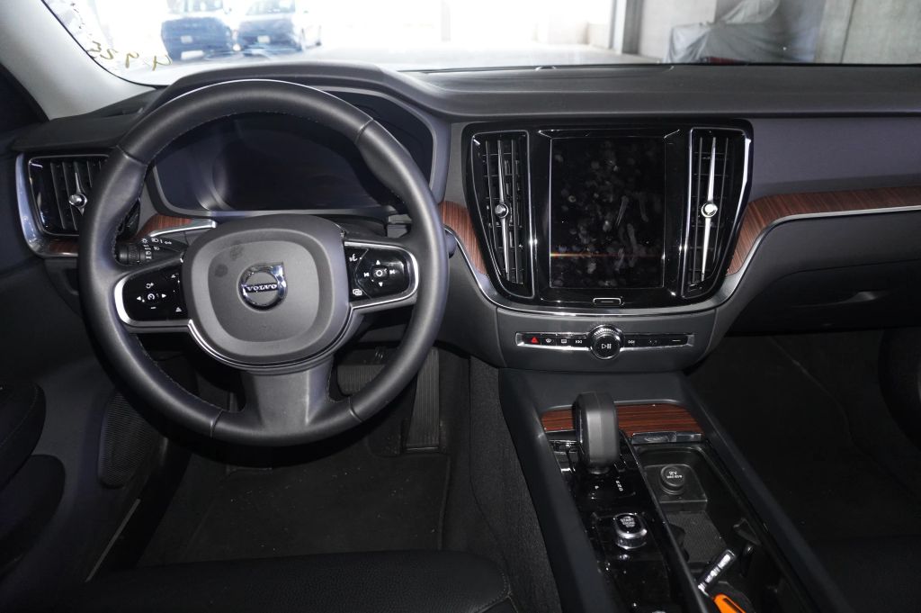 2024 VOLVO S60 SEDAN 4-CYL, TURBO, 2.0 LITER B5 PLUS DARK THEME SEDAN 4D