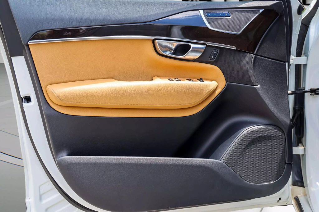 2018 VOLVO XC90 SUV 4-CYL, DRIVE-E, TURBO, SUPERCHARGED, 2.0 LITER T6 MOMENTUM SPORT UTILITY 4D