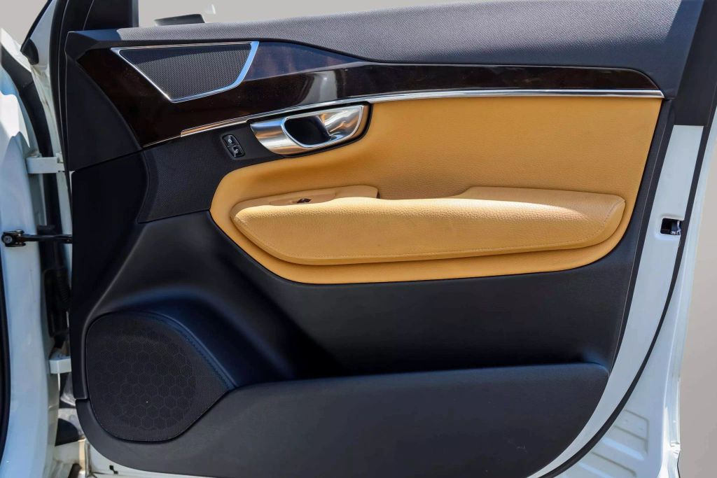 2018 VOLVO XC90 SUV 4-CYL, DRIVE-E, TURBO, SUPERCHARGED, 2.0 LITER T6 MOMENTUM SPORT UTILITY 4D