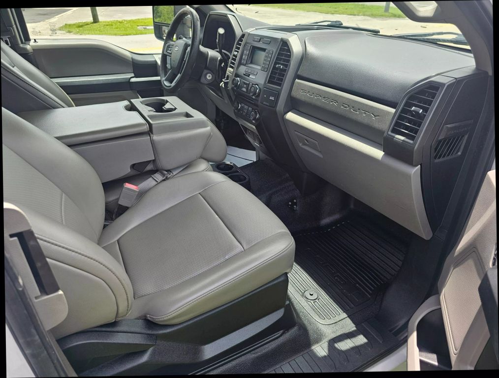 2018 Ford F350 Super Duty Super Cab & Chassis - Image 16 2018 Ford F350 Super Duty Super Cab & Chassis - Image 16