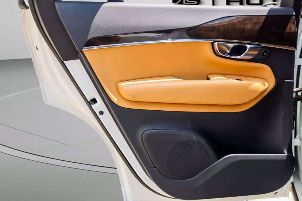 2018 VOLVO XC90 SUV 4-CYL, DRIVE-E, TURBO, SUPERCHARGED, 2.0 LITER T6 MOMENTUM SPORT UTILITY 4D