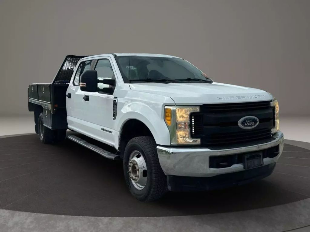 2017 Ford F350 Super Duty Crew Cab & Chassis - Image 2 2017 Ford F350 Super Duty Crew Cab & Chassis - Image 2