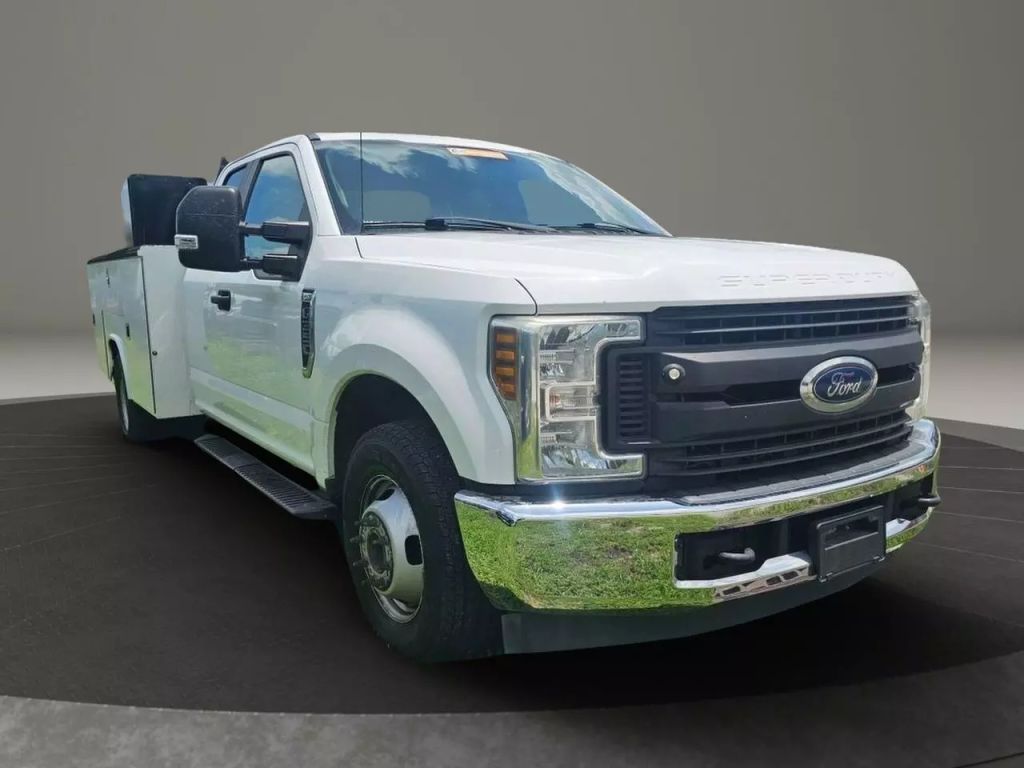 2018 Ford F350 Super Duty Super Cab & Chassis - Image 4 2018 Ford F350 Super Duty Super Cab & Chassis - Image 4