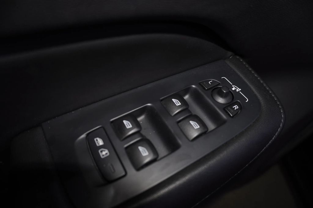 2024 VOLVO S60 SEDAN 4-CYL, TURBO, 2.0 LITER B5 PLUS DARK THEME SEDAN 4D