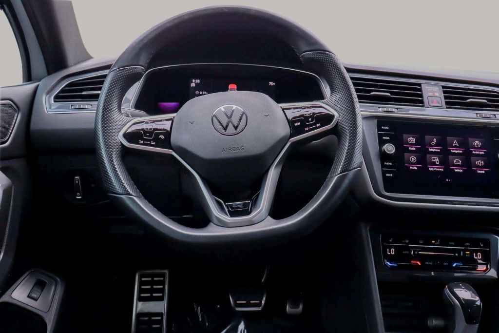 2022 VOLKSWAGEN TIGUAN SUV 4-CYL, TURBO, 2.0 LITER SE R-LINE BLACK SPORT UTILITY 4D