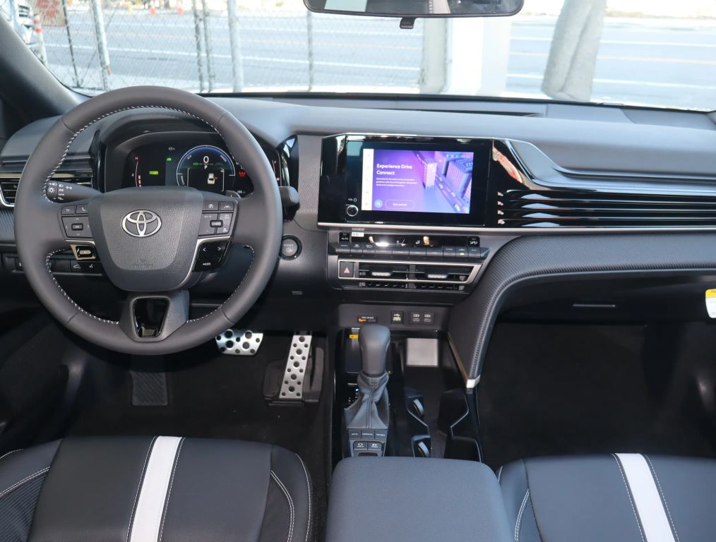 2025 TOYOTA CAMRY SEDAN 4-CYL, HYBRID, 2.5 LITER SE SEDAN 4D