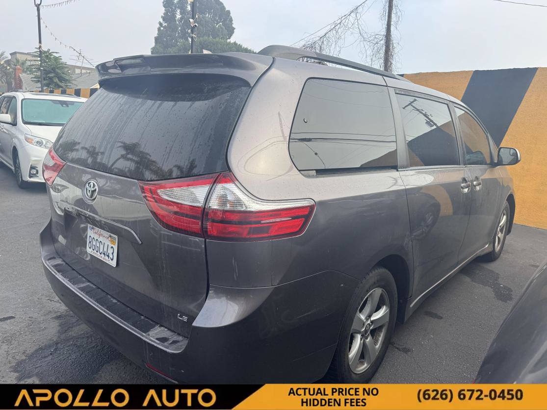 2019 Toyota Sienna LE photo 3